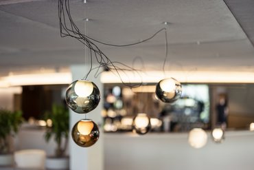 Lampade a sospensione rotonde moderne in un interno elegante