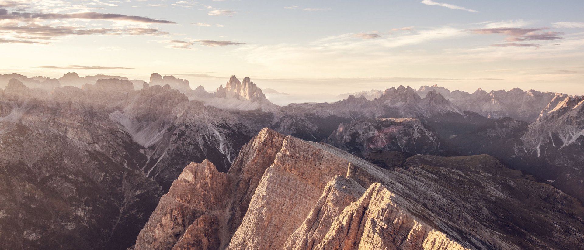 Montagne rocciose illuminate dal sole con vista panoramica delle cime