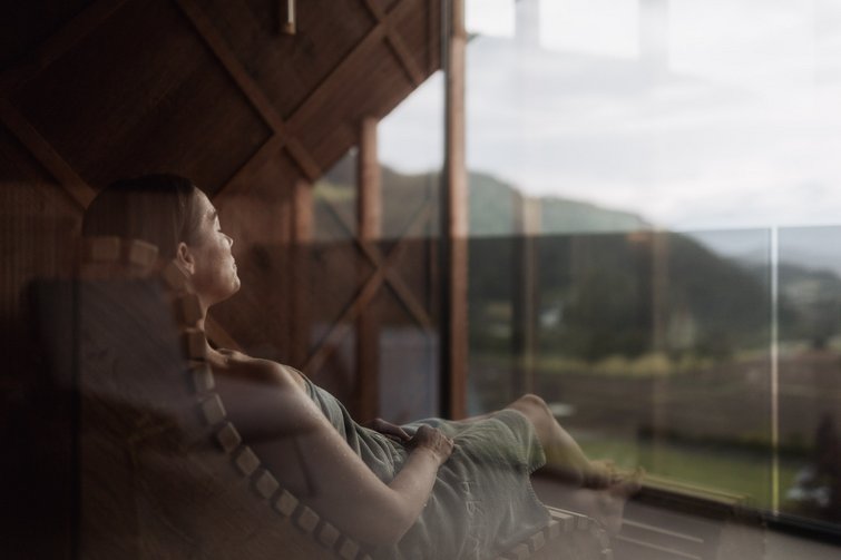 Frau entspannt in einem Spa mit Panoramablick auf die Berge