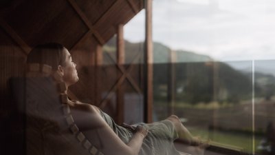 L’esclusività in foto: il nostro chalet in Alto Adige di lusso Donna rilassata in una spa con vista panoramica sulle montagne