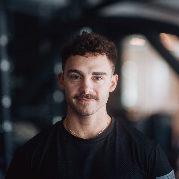 Ritratto di un giovane uomo con baffi su sfondo sfocato