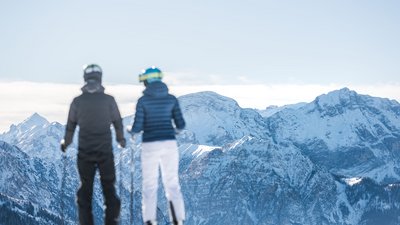 Hotel sulle piste del Plan de Corones: divertimento senza fine Due sciatori guardano le montagne innevate in una giornata invernale limpida