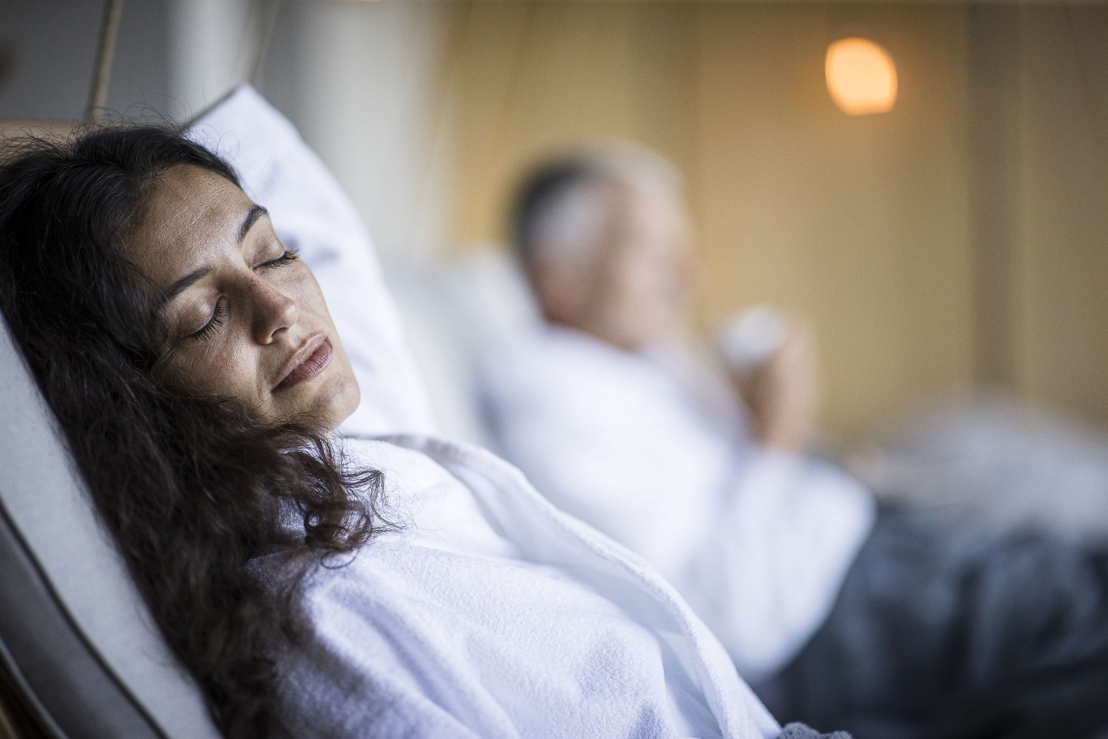 Momenti magici in Alto Adige Donna rilassata con accappatoio bianco e occhi chiusi