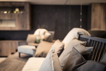 Nahaufnahme von grauen und beigen Kissen auf einem Sofa im Wohnzimmer