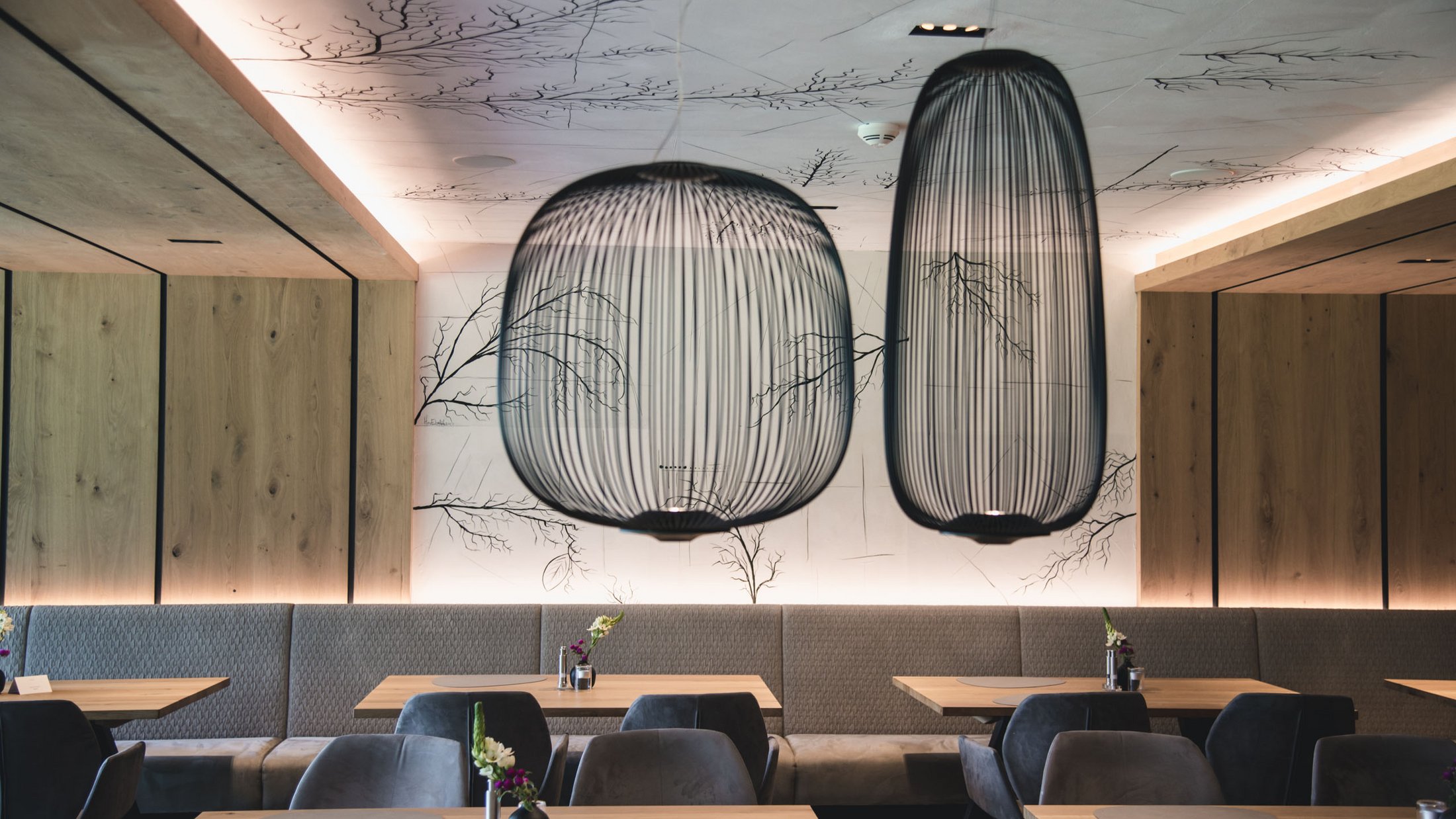 Ristorante moderno con pannelli in legno e lampade decorative