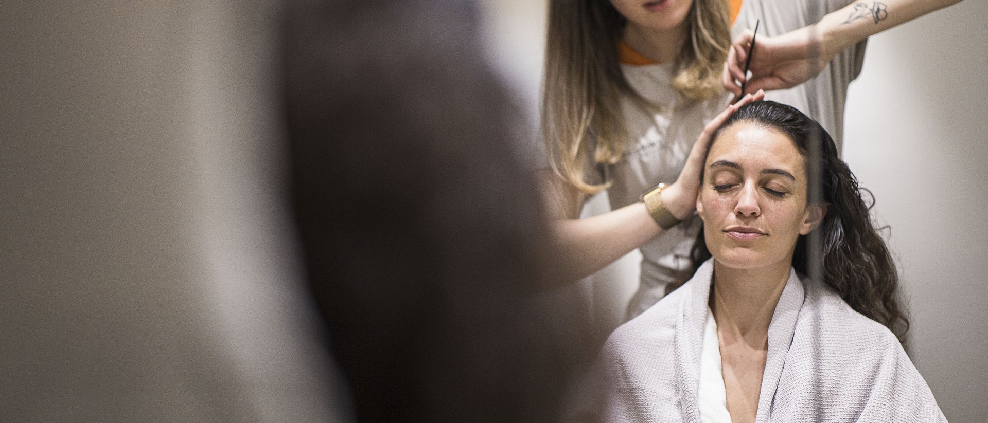 Frau bekommt eine entspannende Kopf- und Gesichtsmassage im Spa