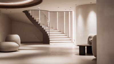 Moderne Treppe mit Beleuchtung in einem minimalistisch gestalteten Raum