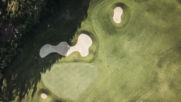 Vista aerea di un campo da golf con bunker di sabbia e aree verdi