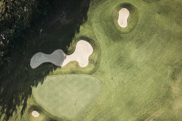 Drohnenaufnahme eines Golfplatzes mit Sandbunkern und Grünflächen