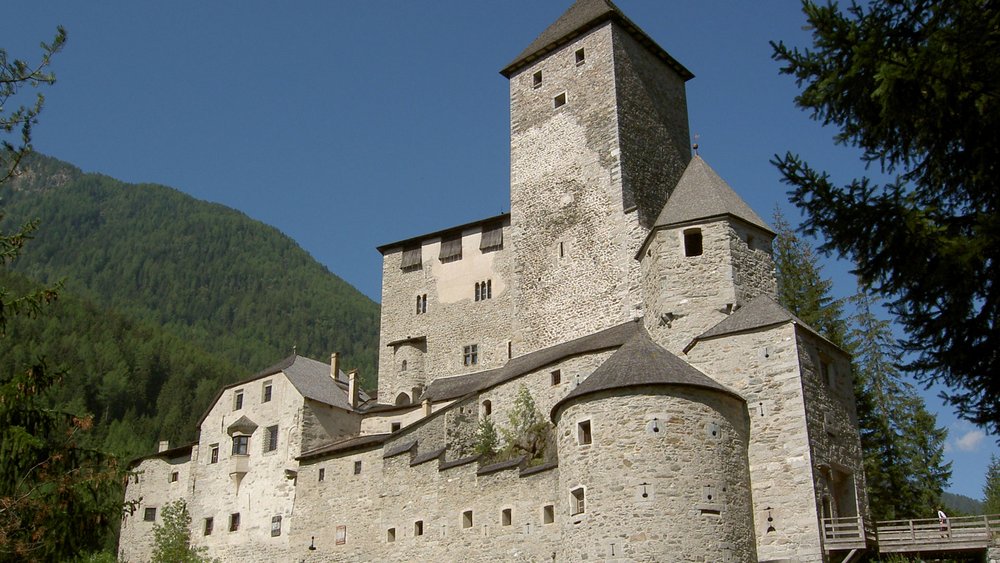 Castel Tures Castello medievale situato nelle Alpi con cielo azzurro