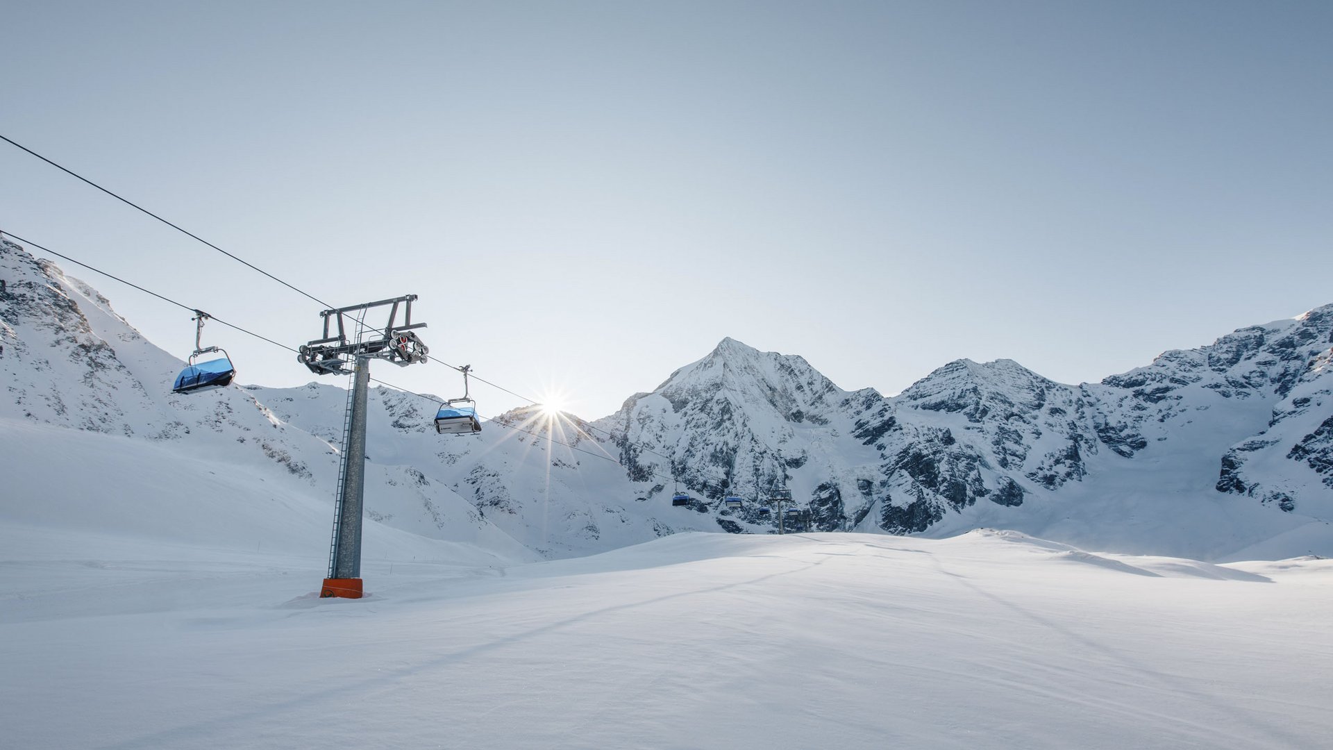 Avventure straordinarie nel nostro sporthotel in Alto Adige Seggiovia sulle montagne innevate all'alba