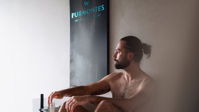 L’esclusività in foto: il nostro chalet in Alto Adige di lusso Uomo rilassato nella sauna accanto al cartello W Purmontes