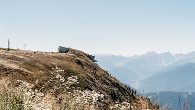 Paesaggio montano con escursionisti e piattaforme panoramiche moderne al sole