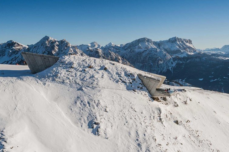 Hotel sulle piste del Plan de Corones: divertimento senza fine Piattaforma panoramica moderna su montagna innevata con le Alpi sullo sfondo