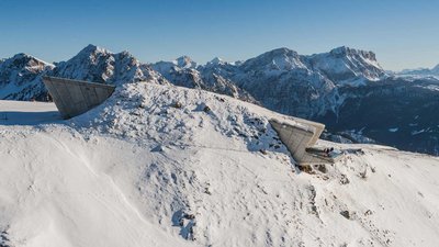 Piattaforma panoramica moderna su montagna innevata con le Alpi sullo sfondo