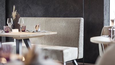 Panca confortevole tavolo apparecchiato ristorante elegante