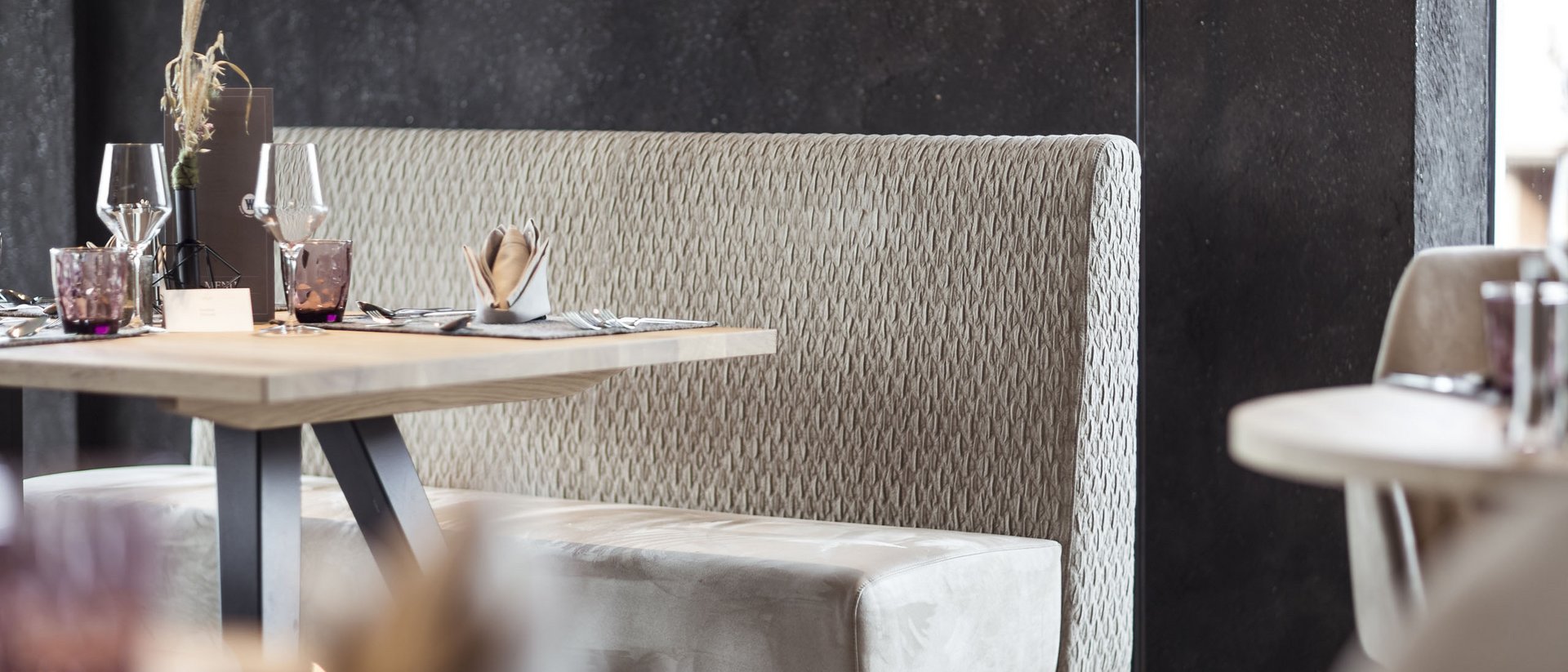 Gemütliche Bank und gedeckter Tisch in elegantem Restaurant