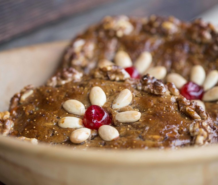 Traditionelles Gebäck mit Mandeln, Walnüssen und Kirsche dekoriert
