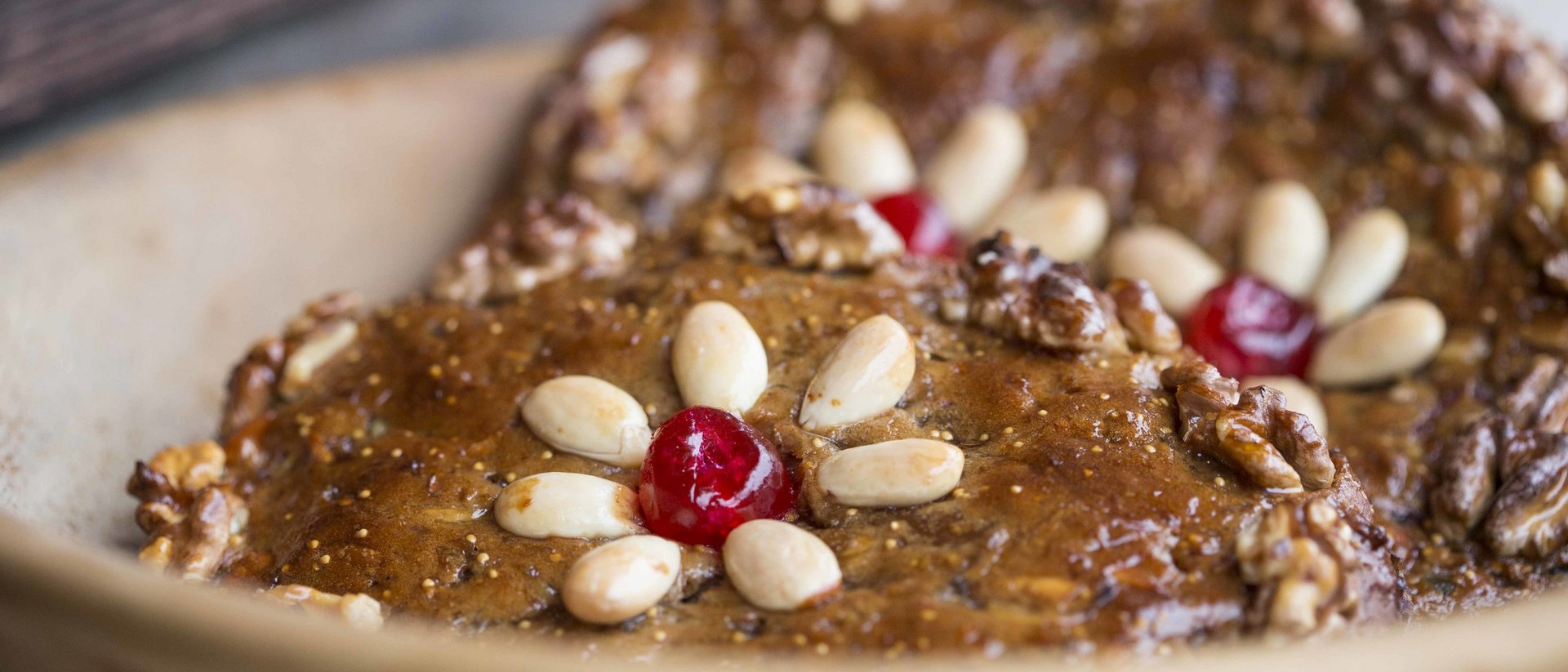 Traditionelles Gebäck mit Mandeln, Walnüssen und Kirsche dekoriert