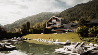 L’esclusività in foto: il nostro chalet in Alto Adige di lusso Casa moderna in legno con piscina naturale e vista sulle montagne