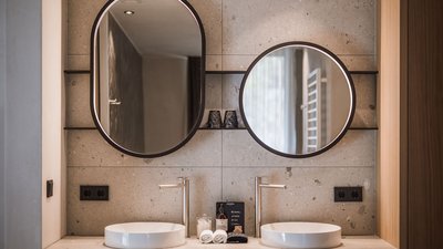 Bagno moderno con due lavandini e specchi illuminati