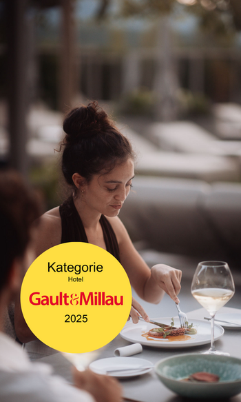 Die Heimat des Strahlens: Ihr Wellnesshotel in Südtirol Frau genießt feines Essen im Freien mit Gault&Millau Hotel Kategorie 2025