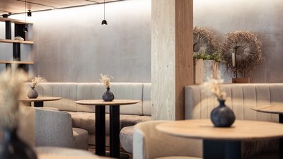 Area salotto accogliente in caffè moderno con arredamento in legno e tessuto