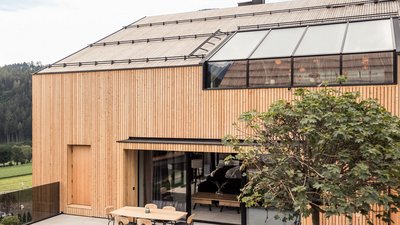 L’esclusività in foto: il nostro chalet in Alto Adige di lusso Casa moderna in legno con terrazza, giardino e grande finestra sul tetto