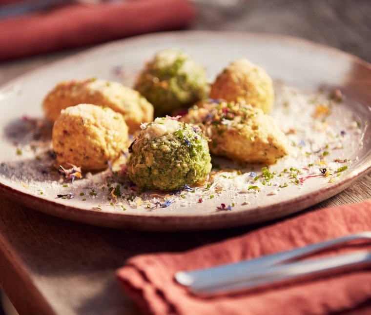 Varie polpette con erbe e spezie disposte su un piatto