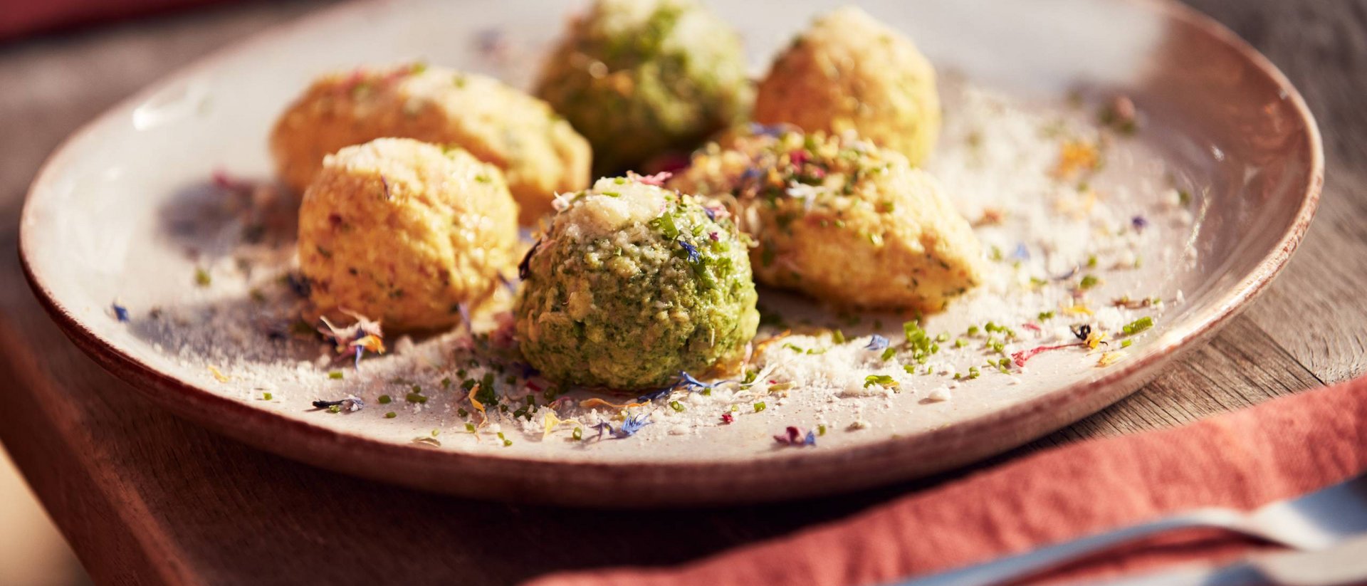 Varie polpette con erbe e spezie disposte su un piatto