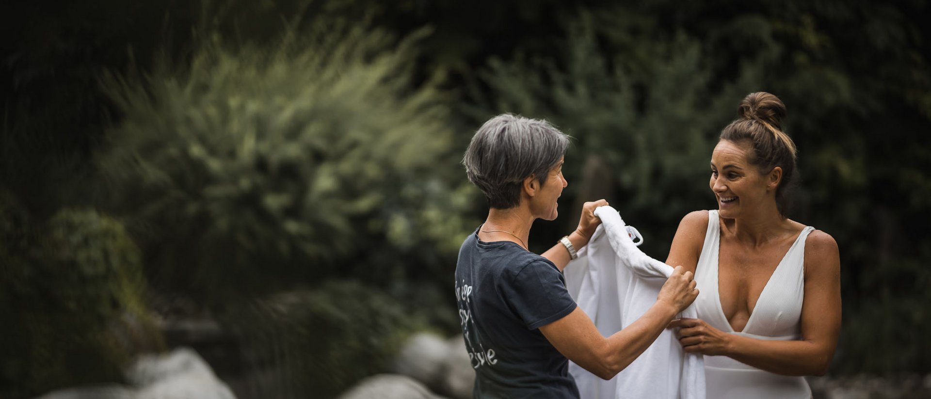 Richiesta appuntamento all’Hotel Lanerhof Due donne all'aperto, una tiene un asciugamano per l'altra in costume da bagno