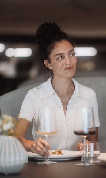 Paar beim Abendessen im Restaurant mit Wein und gedämpftem Licht