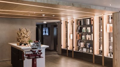 Esposizione moderna con vetrine illuminate e un tavolo bianco