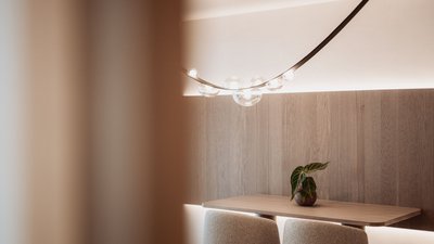 Moderner Essbereich mit Holzstuhl, Tisch und hängender Lampenbeleuchtung