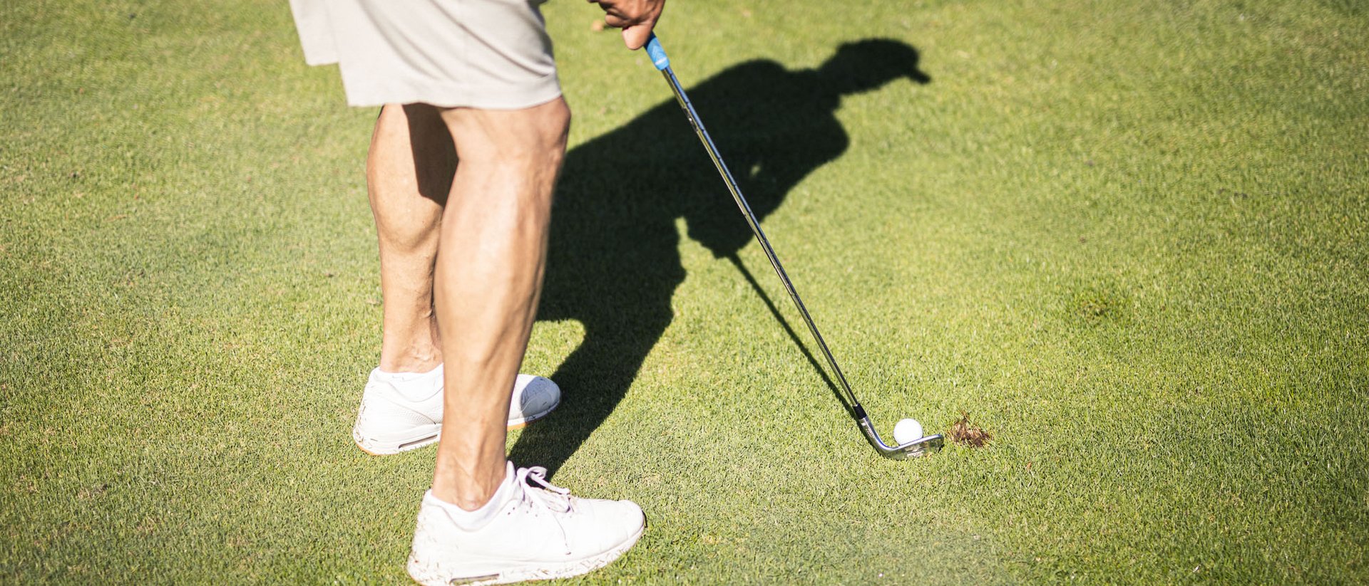 Golfspieler bereitet Schlag auf Golfplatz vor