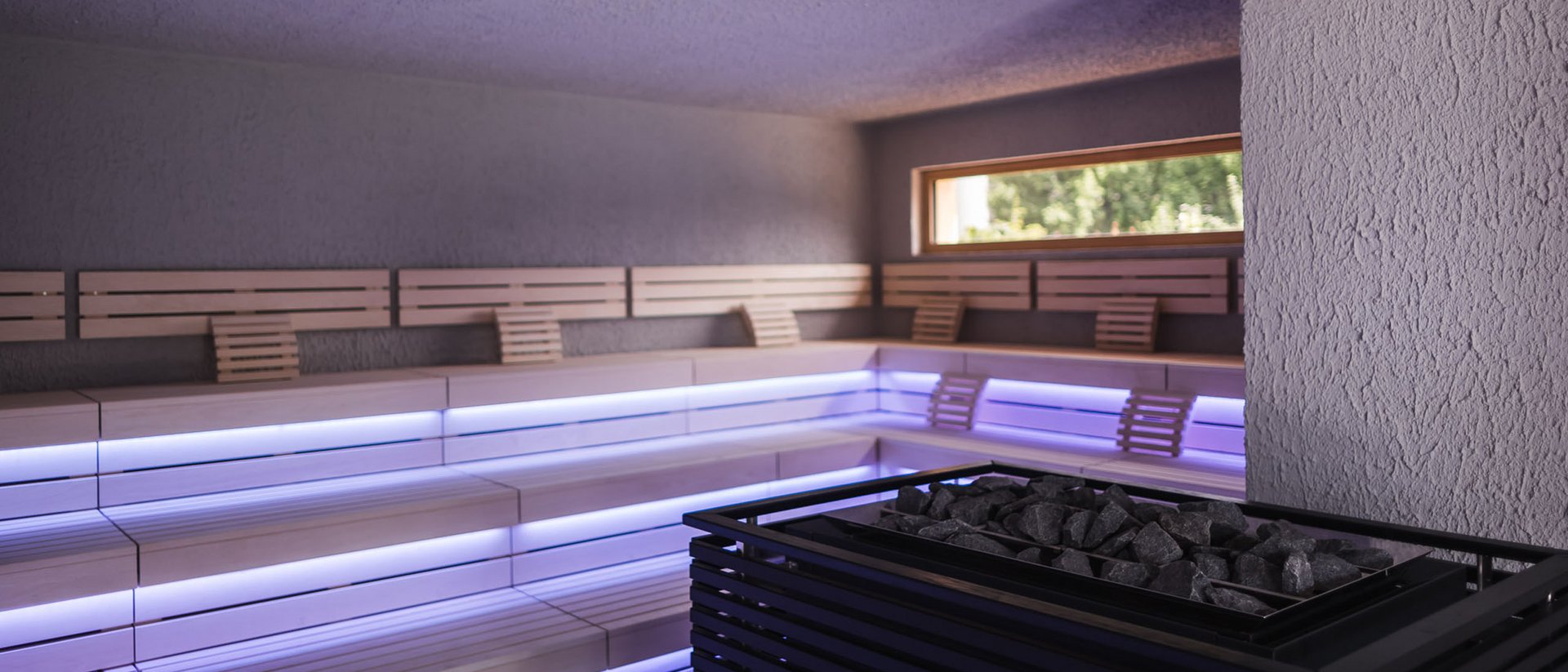 Sauna moderna con panche in legno e illuminazione d'atmosfera
