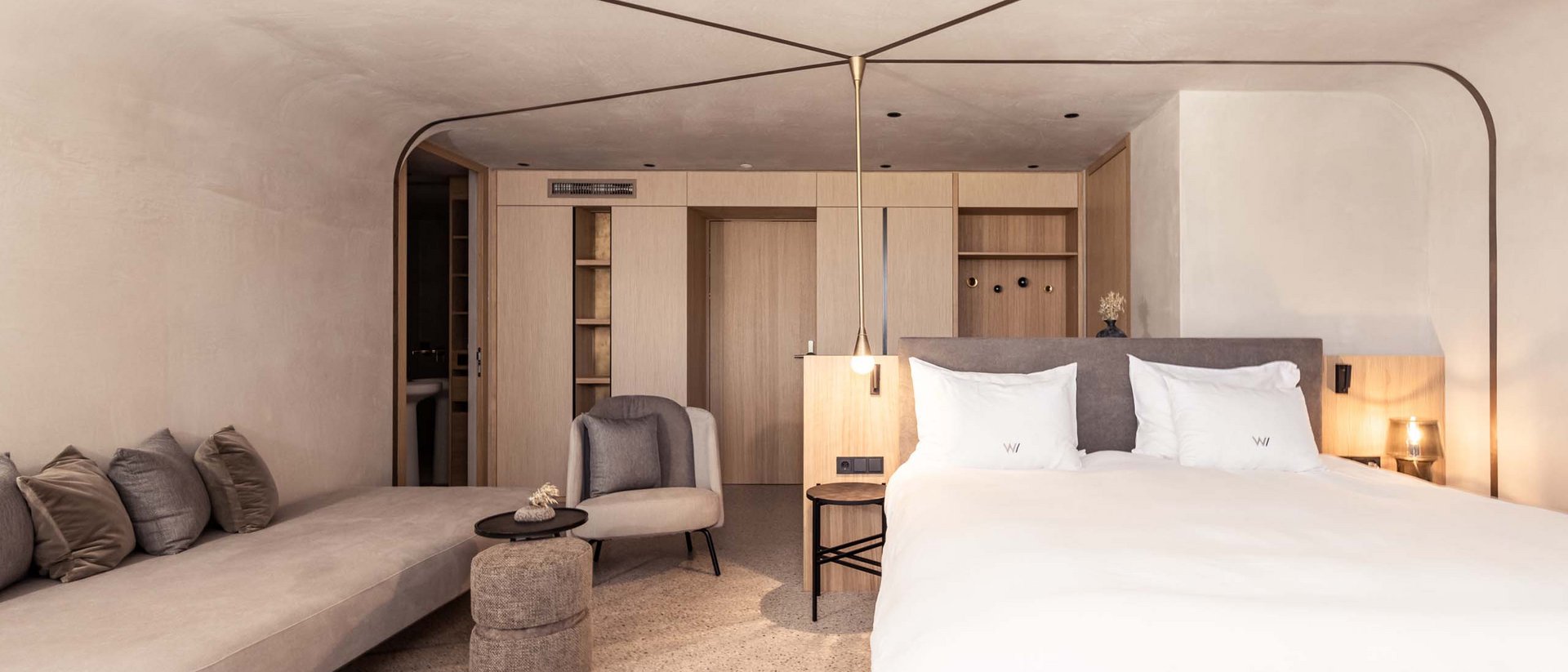 Camera da letto moderna con letto grande e area salotto