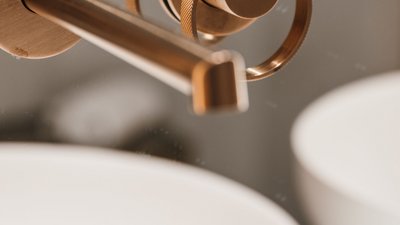 Rubinetto dorato e lavabo in bagno moderno