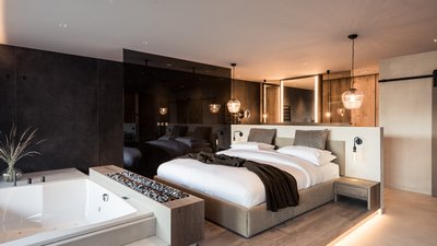 Camera da letto moderna con letto matrimoniale e vasca idromassaggio integrata