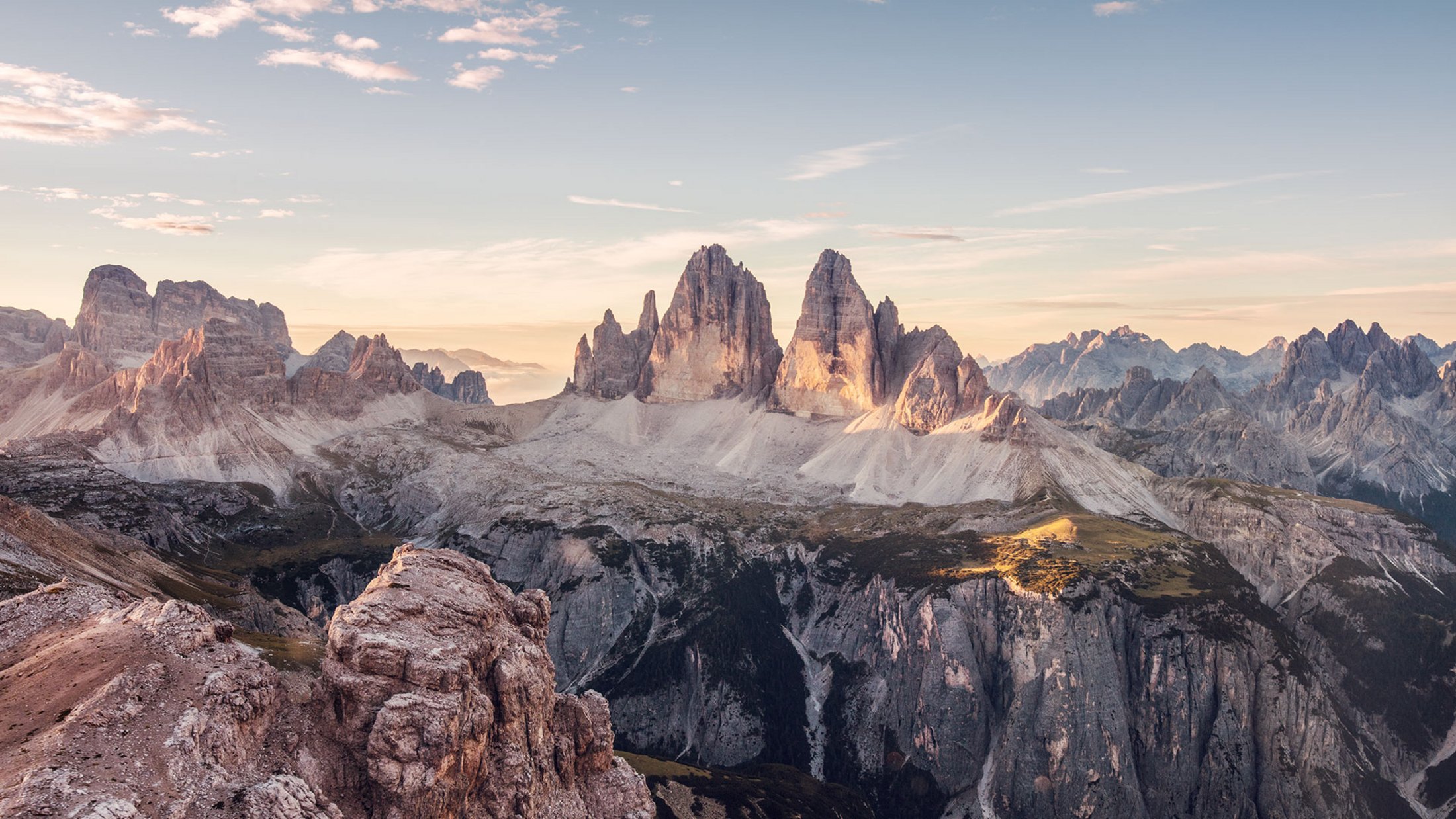 Dolomiten-Berglandschaft bei Sonnenaufgang mit markanten Felsen und Tälern