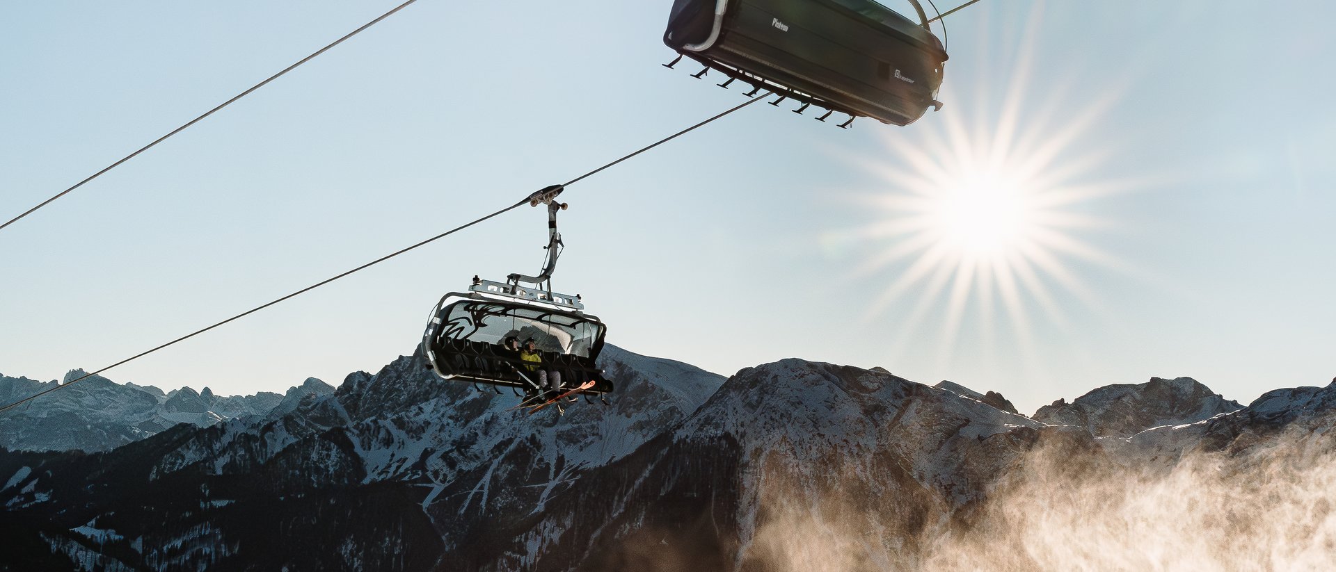Hotel sulle piste del Plan de Corones: divertimento senza fine Seggiovia con sole e montagne innevate sullo sfondo