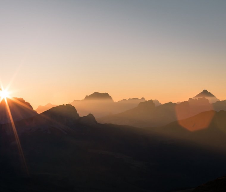 Winkler’s Stories: i nostri alberghi con maneggio di cavalli Alba dietro le montagne con nebbia e cielo sereno