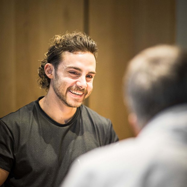 Hotel per yoga in Alto Adige Giovane uomo sorride durante una conversazione