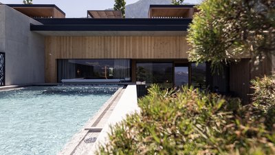 Casa moderna in legno con piscina esterna e vista sulle montagne