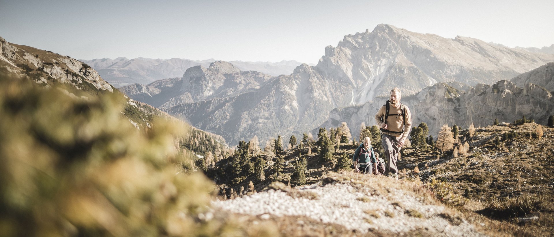 Escursionisti in montagna con catena montuosa sullo sfondo cielo limpido