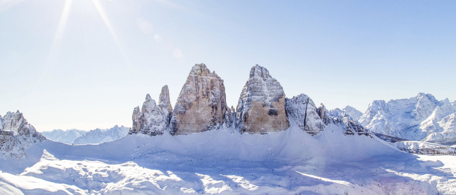 Sonnige verschneite Bergspitzen der Dolomiten bei klarem Himmel
