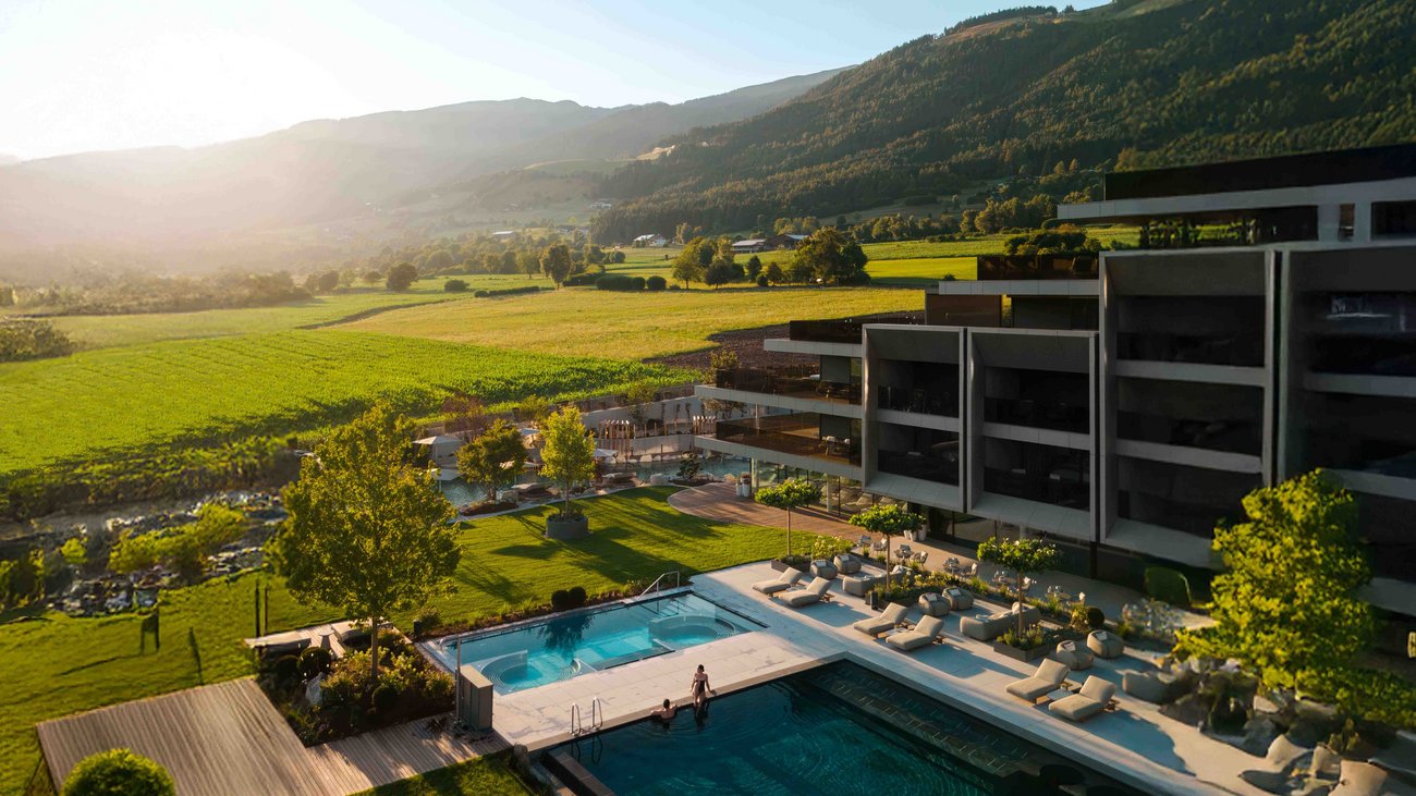 Accessibilità Piscina dell'hotel con vista sulle montagne in paesaggio verde e soleggiato