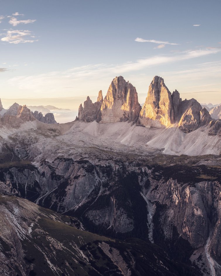 Luce del tramonto sulle vette delle Dolomiti