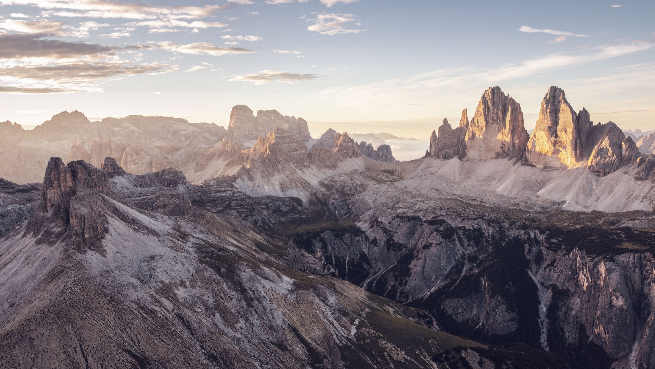 Luce del tramonto sulle vette delle Dolomiti