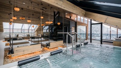 Interno moderno centro benessere con vasca idromassaggio e finestre panoramiche